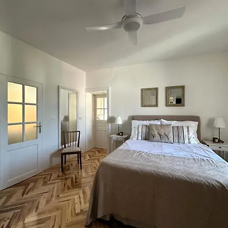 Gazde/Camere de închiriat Cotton House *